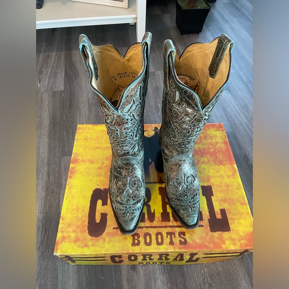 Corral boots from Buckle, size 6 🎀💕💗